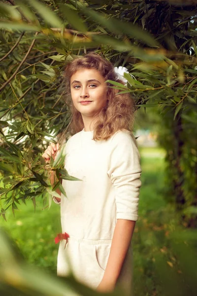 Красивая девочка-подросток 10 лет с длинными светлыми волосами стоит — стоковое фото