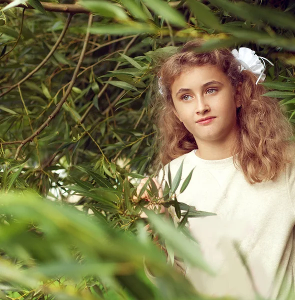 Schöne Teenager-Mädchen 10 Jahre alt mit langen blonden Haaren steht — Stockfoto