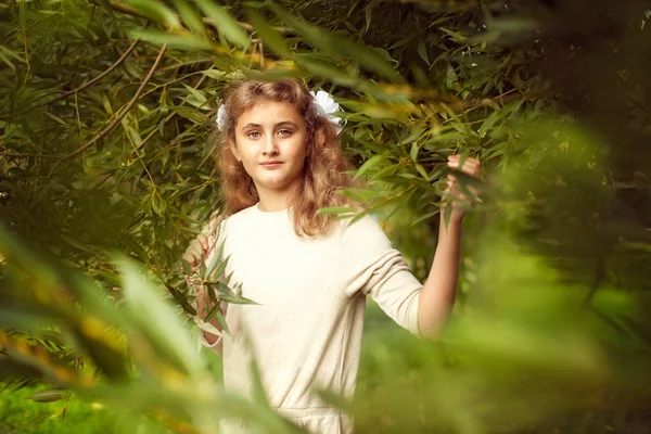 Schöne Teenager-Mädchen 10 Jahre alt mit langen blonden Haaren steht — Stockfoto