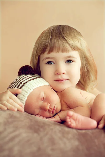 Little girl hugging her newborn sleeping brother. For the love o — Stock Photo, Image