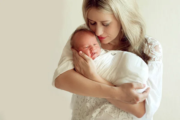 Belle femme russe, une jeune mère tenant un newbor enveloppé — Photo
