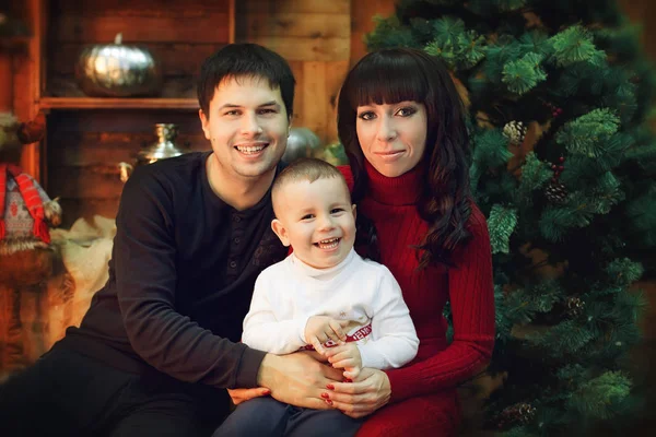 Retrato de una familia amigable y alegre Navidad —  Fotos de Stock