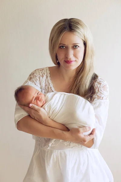 Belle femme russe, une jeune mère tenant un newbor enveloppé Images De Stock Libres De Droits