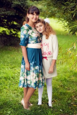 Açık hava, anne ve d parkta bir yürüyüş üzerinde mutlu aile