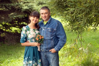 Güzel çift, orta yaşlı adam ve genç bir karım bir çiçek d