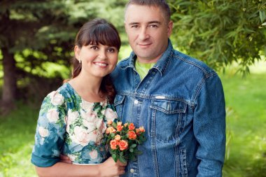 Güzel çift, orta yaşlı adam ve genç bir karım bir çiçek d