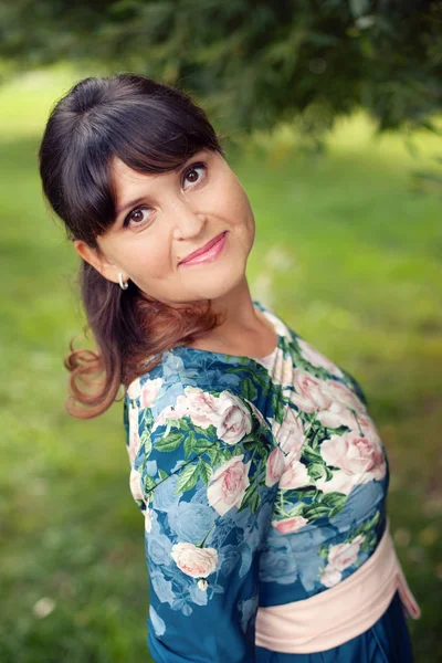 Hermosa mujer morena feliz en el parque en un cálido día de verano — Foto de Stock