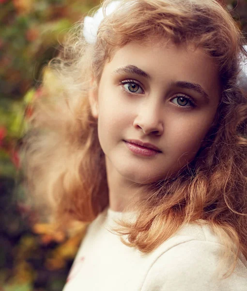 Piękne nastoletnie dziewczyny 10 lat, urocza twarz patrząc rostą — Zdjęcie stockowe