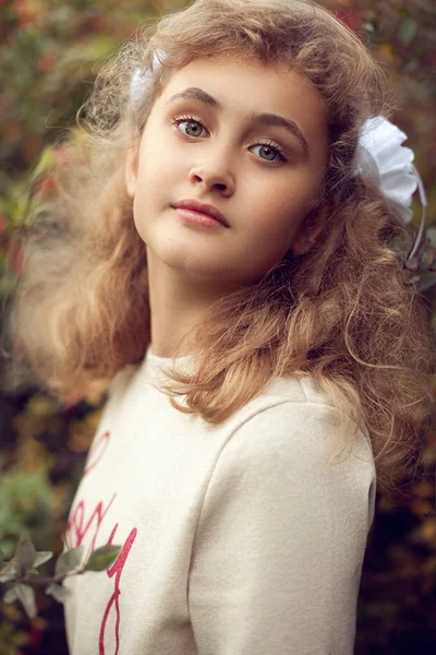 Красива дівчина-підліток 10 років, чарівне обличчя дивиться Страй — стокове фото
