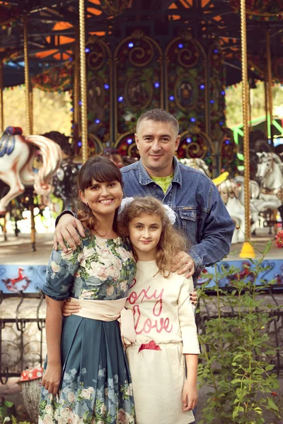 Una familia feliz normal posando en el parque mamá, papá y su hija 1 —  Fotos de Stock