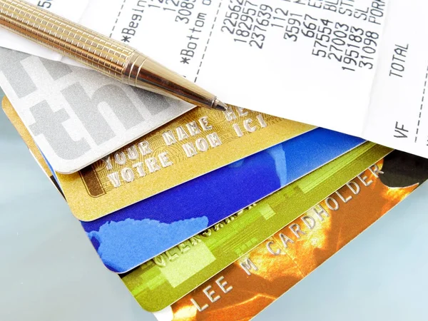 Cartões de crédito com caneta — Fotografia de Stock