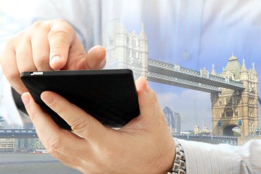 Akıllı telefon kullanan adam