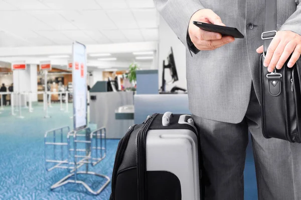 Ταξιδεύουν επιχειρηματία, καλώντας τηλεφωνικά στο αεροδρόμιο — Φωτογραφία Αρχείου
