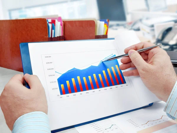 Analysera investeringar diagram — Stockfoto