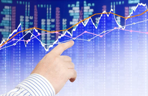 Analisando o diagrama na tela — Fotografia de Stock