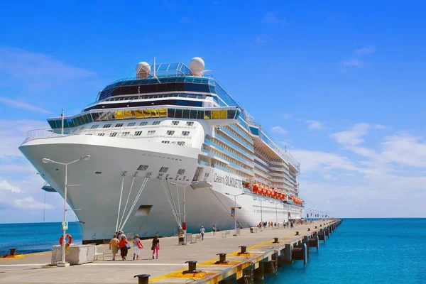 Bateau de croisière sur le port — Photo