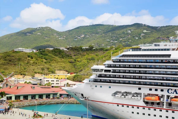 Cruiseschip op poort — Stockfoto