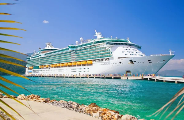 Cruise Ship on port — Stock Photo, Image