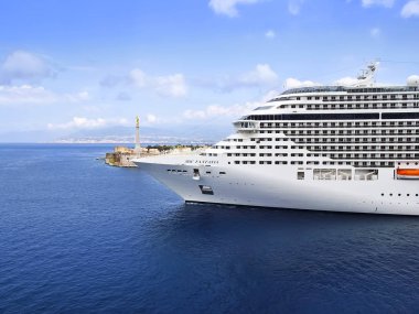 cruise gemi limandan yelken 