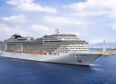 Cruise gemi limana yelken