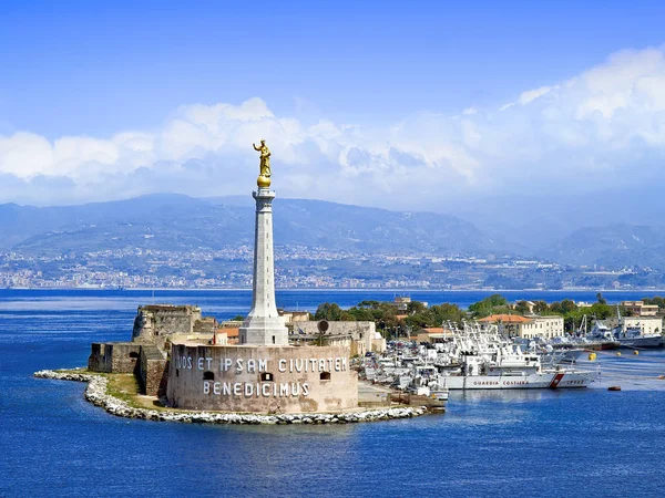 Vista panorámica de la entrada del puerto de Messina —  Fotos de Stock
