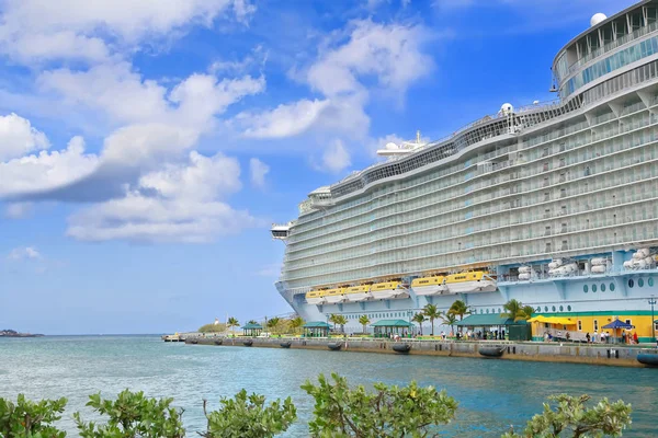 Cruiseschip in haven — Stockfoto