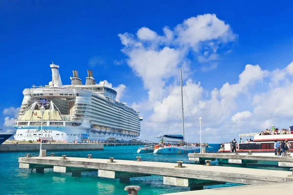 yolcu gemisi limanda 