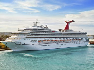 yolcu gemisi limanda 