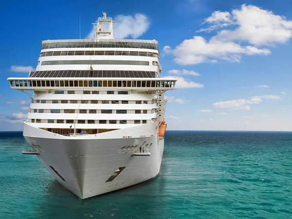 Luxe cruiseschip in haven — Stockfoto