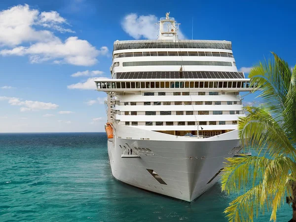 Luxe cruiseschip in haven — Stockfoto