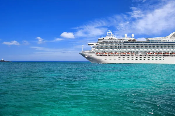 Luxe Cruiseschip Zeilen vanuit de haven — Stockfoto