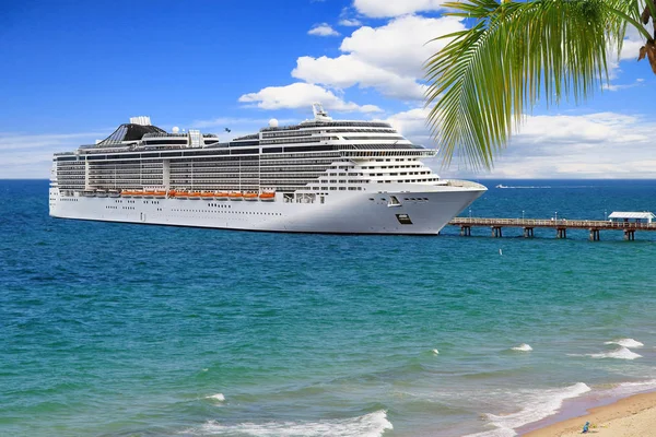 Cruiseschip in haven — Stockfoto