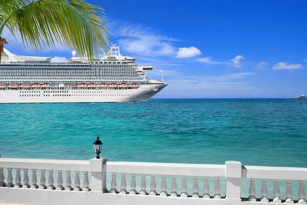 Cruise schip zeilen uit haven — Stockfoto