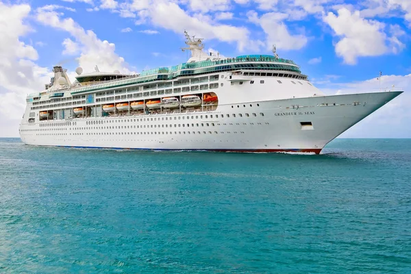 Kreuzfahrtschiff im Hafen — Stockfoto