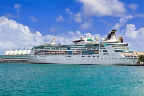 Cruiseschip in haven — Stockfoto