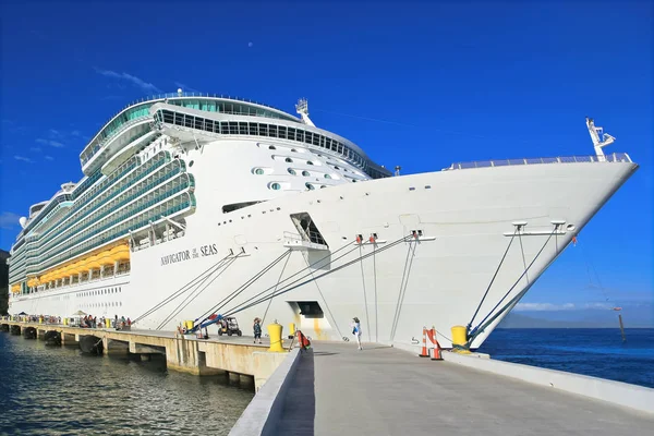 Vrachtschip in de haven — Stockfoto