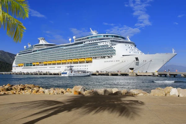 Vrachtschip in de haven — Stockfoto