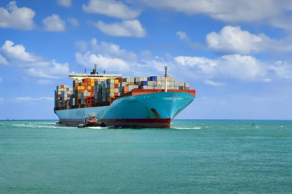 Cargo Ship in port — Stock Photo, Image