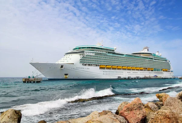 Cruise Ship in port — Stock Photo, Image