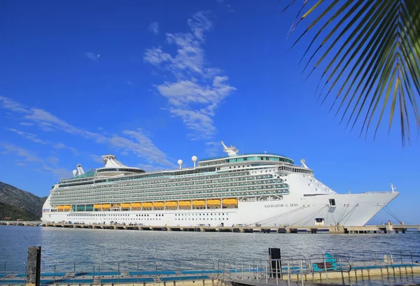 Cruiseschip in haven — Stockfoto