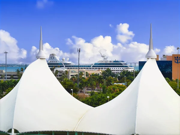 Utsikt över Miami Royal Caribbean cruise terminal — Stockfoto