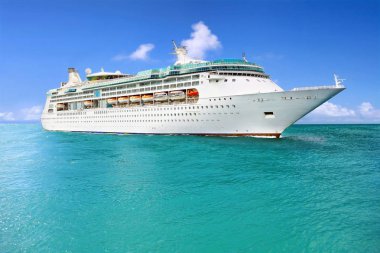 Cruise gemi limana yelken