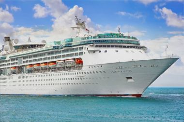 Cruise gemi limana yelken 