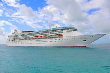 Cruise gemi limana yelken 