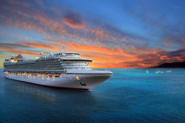 Cruise gemi limana yelken