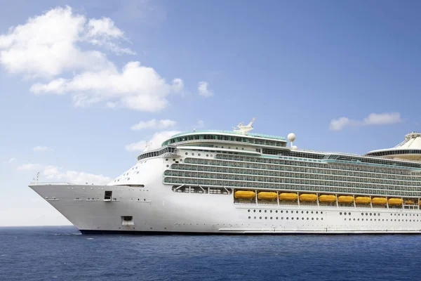Cruise schip varen naar de haven — Stockfoto