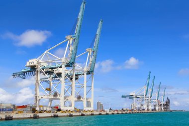 Miami, Fl, Amerika Birleşik Devletleri - 12 Nisan 2017: Konteyner terminali bağlantı noktası ile Miami, Florida'da vinç.