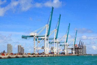 Miami, Fl, Amerika Birleşik Devletleri - 12 Nisan 2017: Konteyner terminali bağlantı noktası ile Miami, Florida'da vinç.