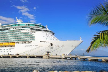 LABADEE, HAITI - 16 Nisan 2017: Kraliyet Karayip yolcu gemisi seyir subayı Karayip Adasındaki Labadee limanına yanaştı 