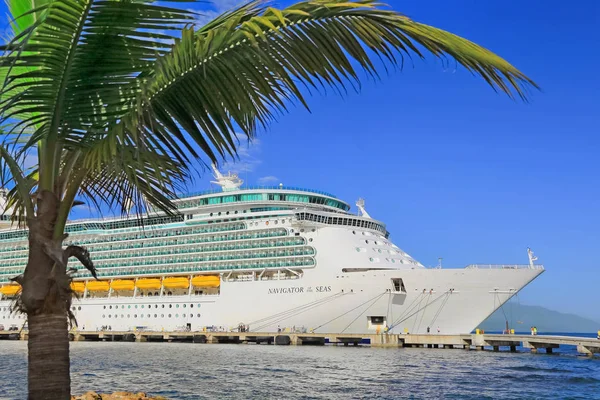 Labadee Haiti April 2017 Royal Caribbean Cruiseschip Navigator Seas Aangemeerd — Stockfoto
